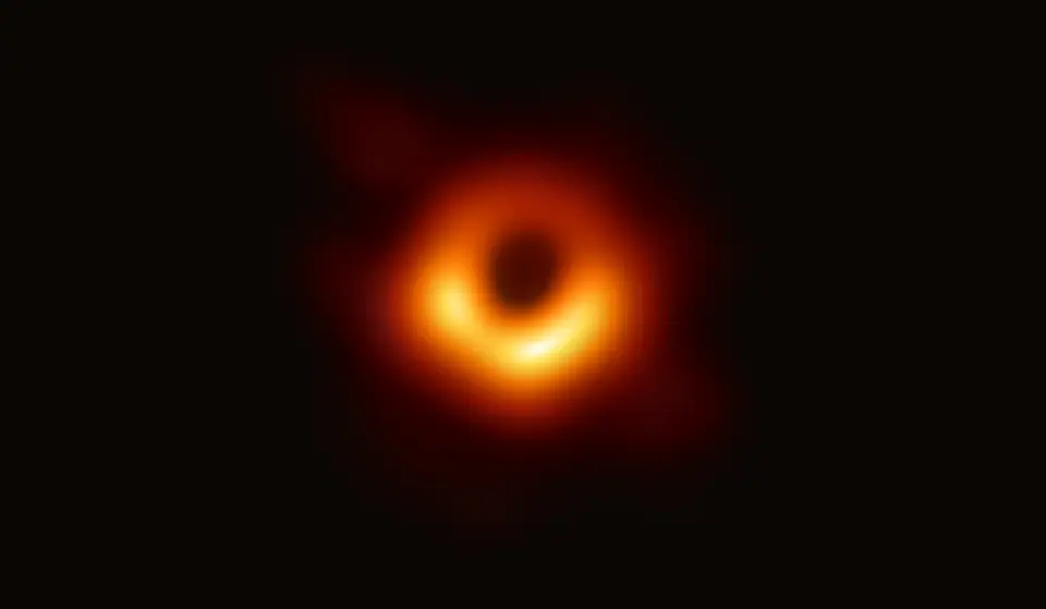 Primera imagen real de un agujero negro: el anillo de luz alrededor de la sombra del agujero negro supermasivo de la galaxia M87, captada por el Event Horizon Telescope en 2019
