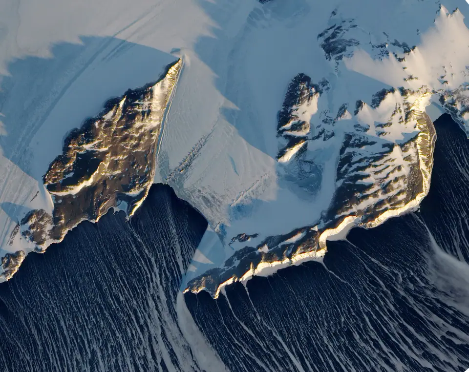Vista satelital de la bahía Terra Nova, en la Antártida, donde las montañas Transantárticas se encuentran con el hielo marino y el manto de hielo continental
