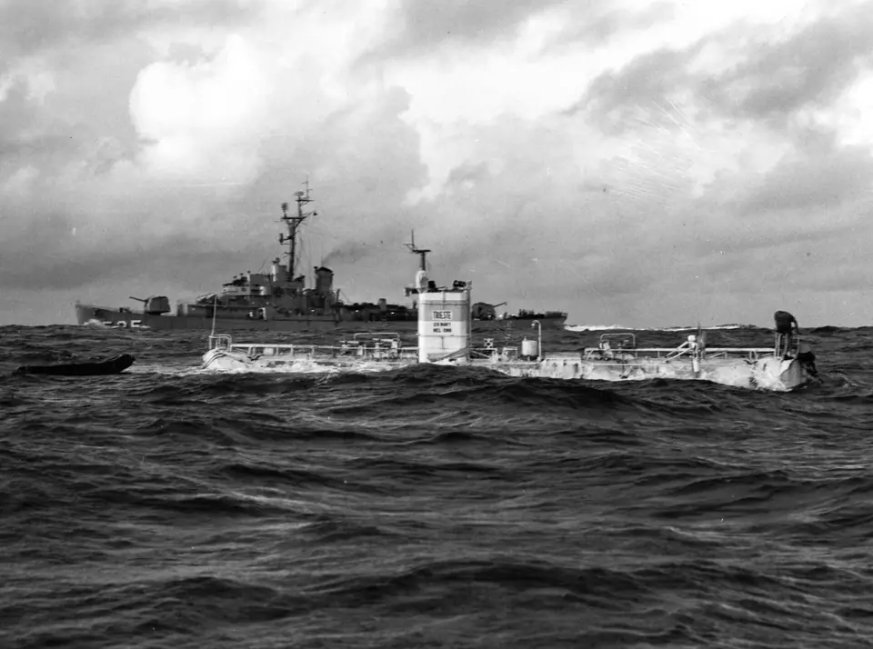 El batiscafo Trieste flota en la superficie junto al destructor USS Lewis sobre la fosa de las Marianas, el 23 de enero de 1960, día de su descenso al abismo Challenger