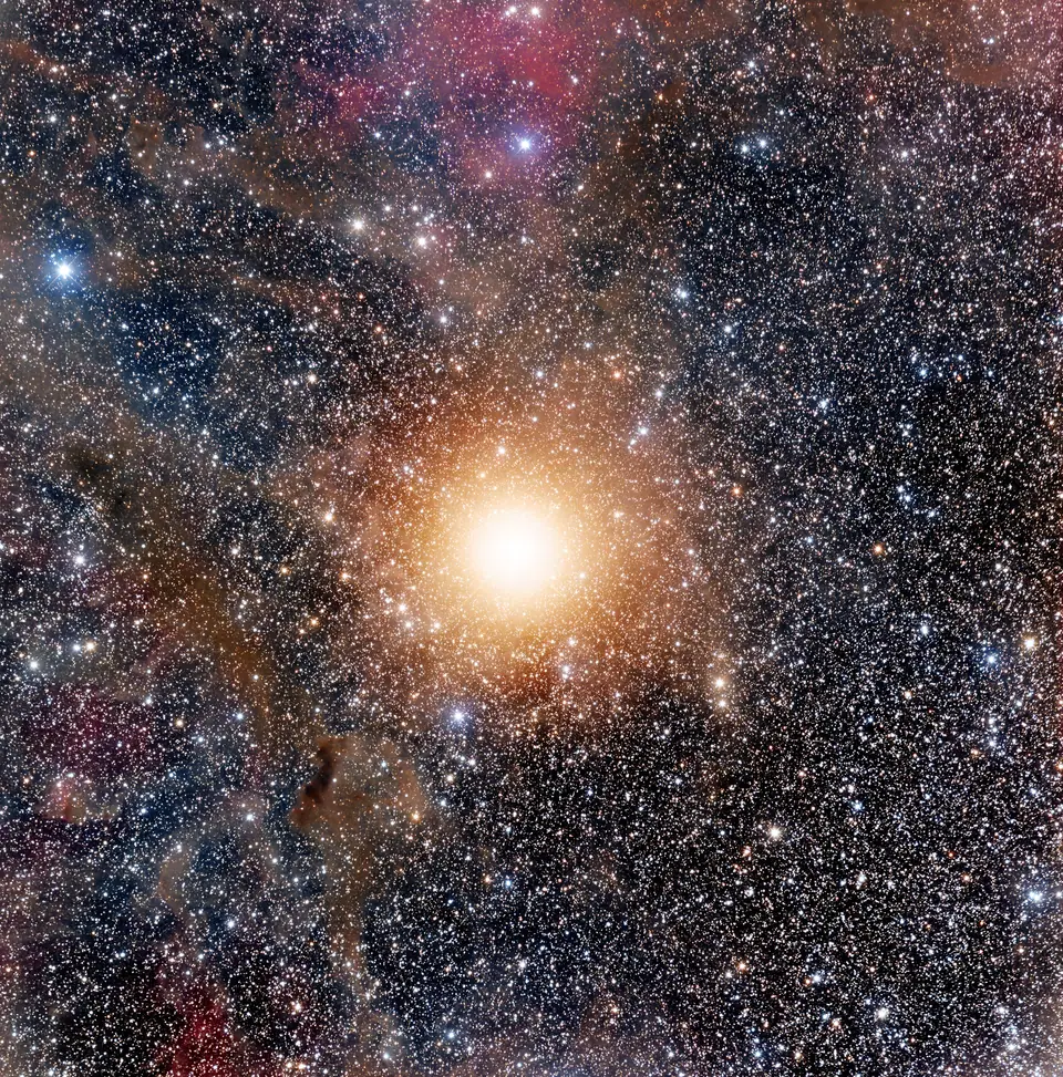 Betelgeuse, la estrella supergigante roja de Orión, rodeada de un campo de estrellas