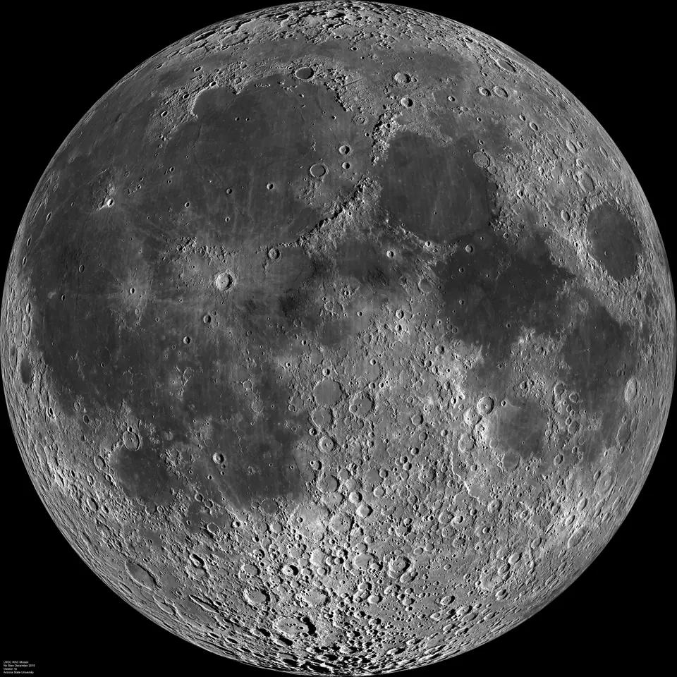La cara visible de la Luna en un mosaico de la sonda LRO, con sus mares oscuros