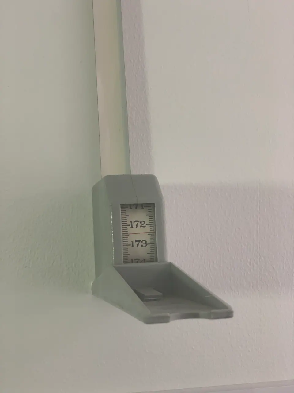 Cinta métrica montada en una pared para medir la estatura