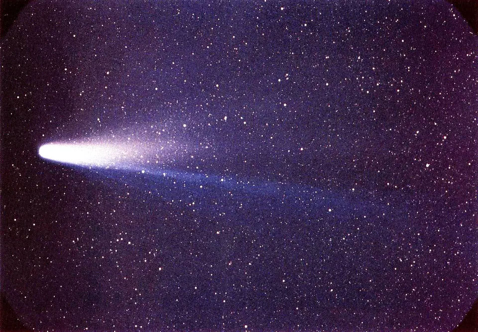 El cometa Halley con su cola extendida sobre un fondo de estrellas, fotografiado durante su paso de 1986
