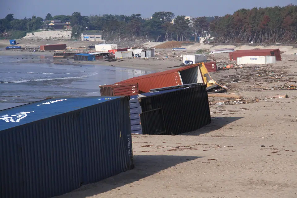 Contenedores de carga volcados en la playa de Shichigahama, Japón, arrastrados unos 4 km desde el puerto de Sendai por el tsunami de 2011