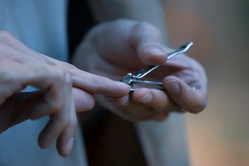 Manos que cortan las uñas con un cortaúñas