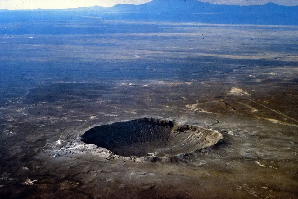 Vista aérea del cráter del Meteoro, en Arizona, un pozo circular abierto por el impacto de un asteroide en el desierto