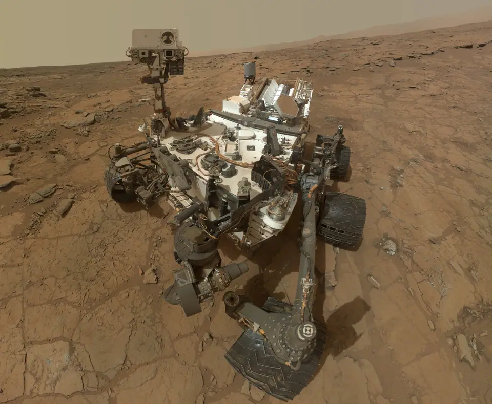 Autorretrato del rover Curiosity sobre roca plana en el cráter Gale, Marte, con el detector de radiación RAD a bordo