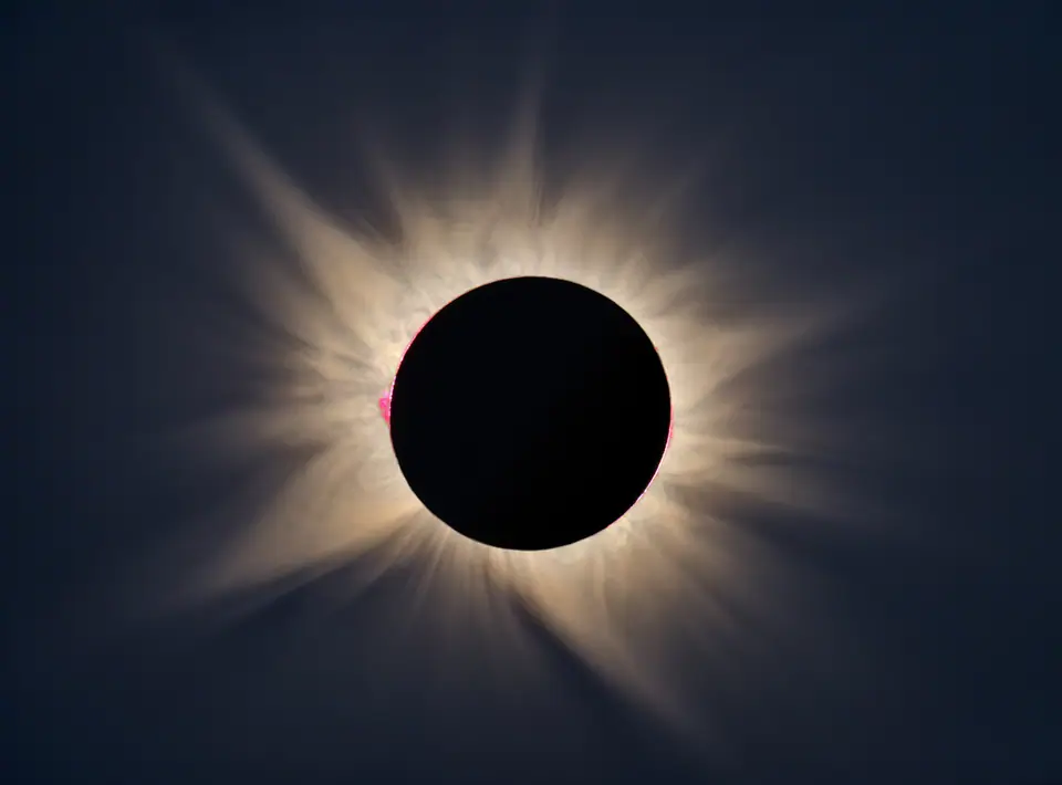 La corona solar durante el eclipse total del 12 de agosto de 2026: lo único real de esa fecha, sin ninguna pérdida de gravedad