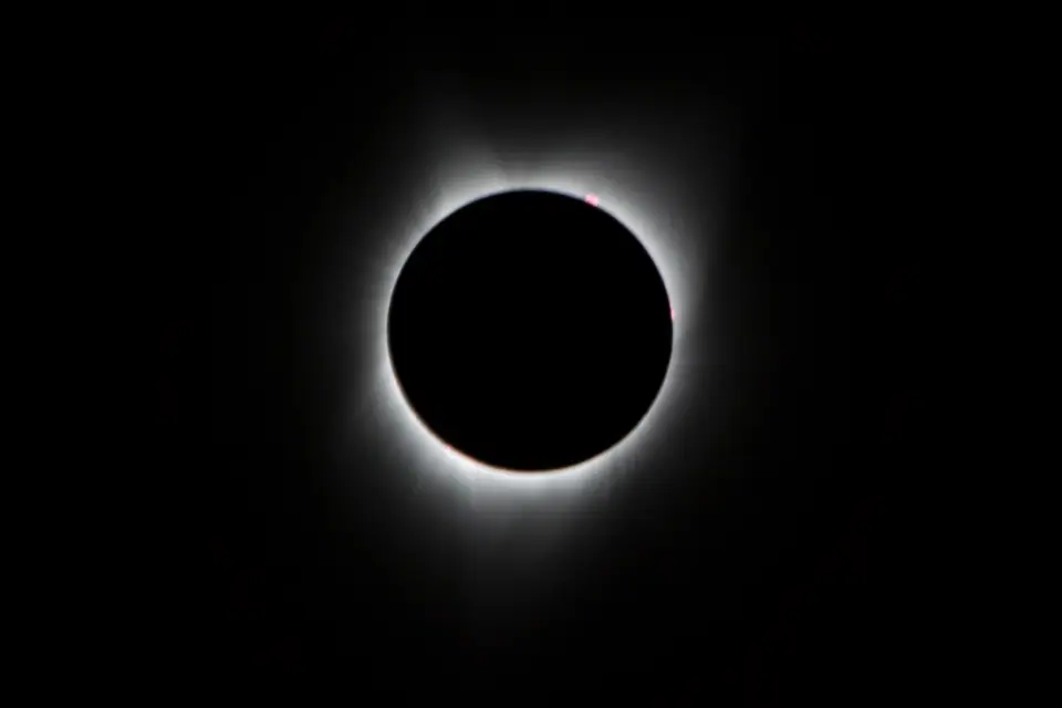 Eclipse total de Sol de 2017: el disco negro de la Luna tapa el Sol y solo se ve la corona blanca