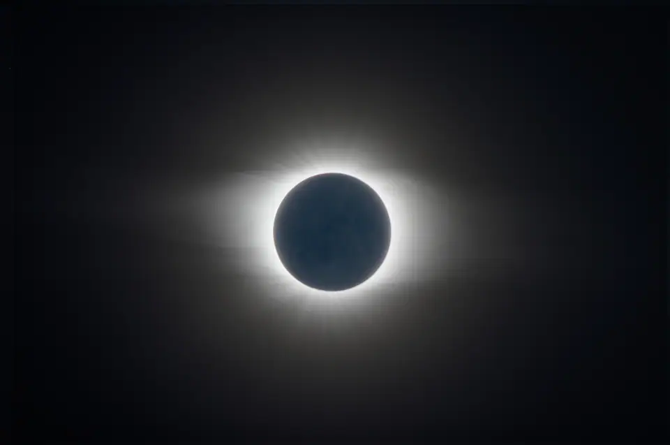Eclipse total de Sol: la Luna tapa por completo el disco solar y alrededor se ve la corona blanca