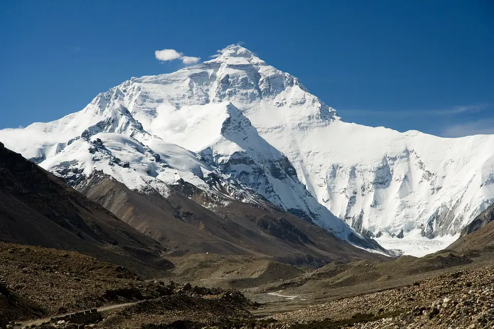 Cara norte del monte Everest cubierta de nieve, vista desde el valle de Rongbuk en el Tíbet