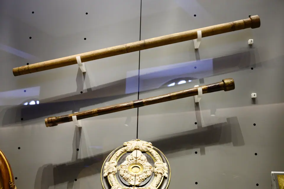 Los dos telescopios originales de Galileo, largos tubos de madera y cuero, exhibidos en el Museo Galileo de Florencia