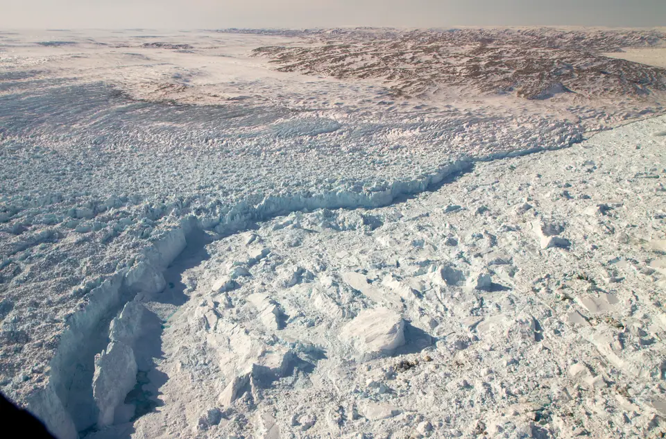 Frente del glaciar Jakobshavn, en Groenlandia, visto desde un avión de la NASA: una pared de hielo agrietado que termina en el mar