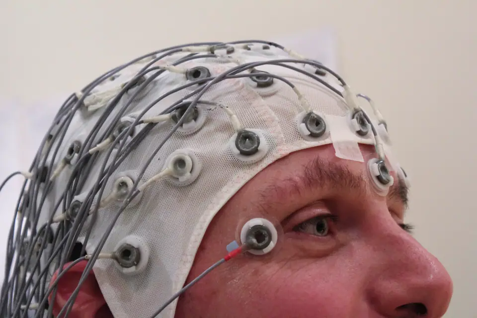 Gorro de electroencefalograma con decenas de electrodos colocado en la cabeza de una persona
