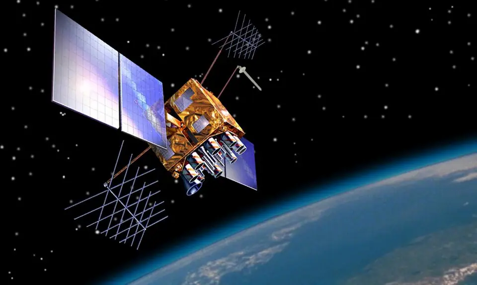 Satélite GPS con sus paneles solares desplegados, en órbita sobre la Tierra
