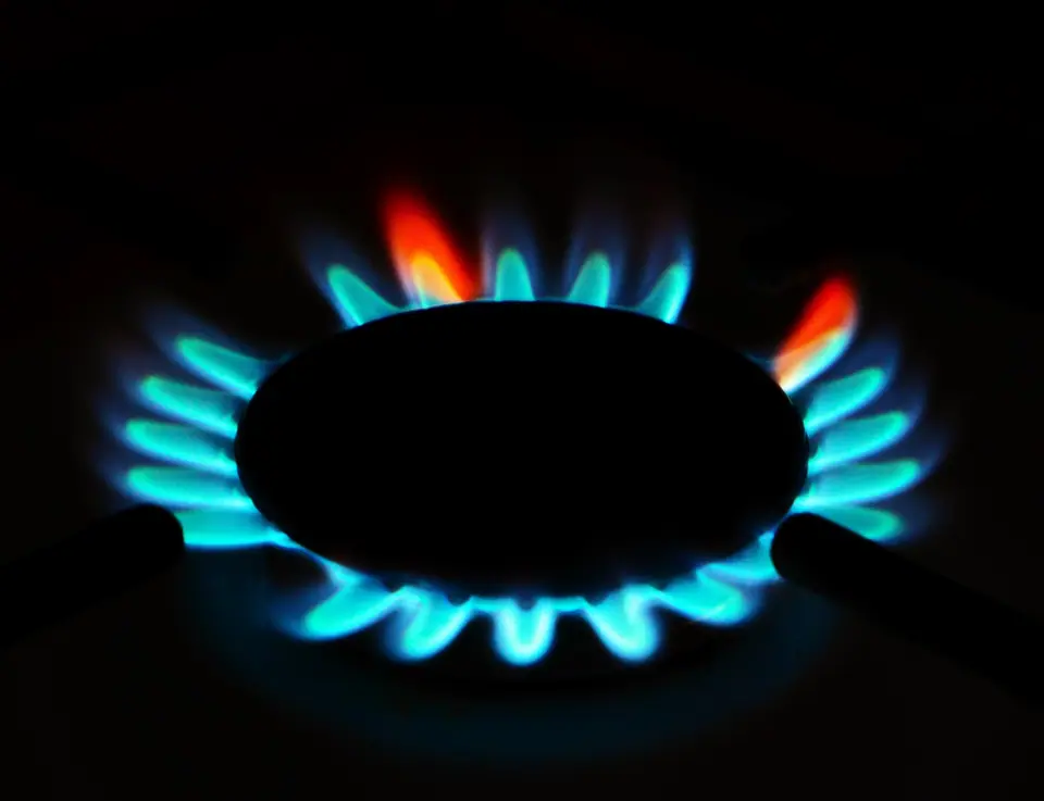 Llama azul de una hornalla de gas, con algunas puntas anaranjadas