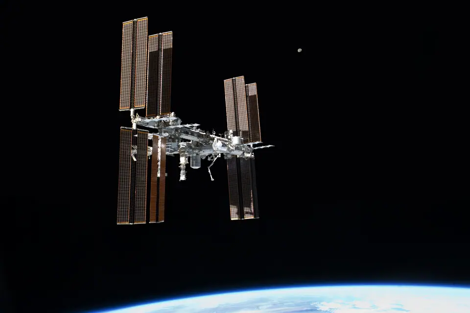 La Estación Espacial Internacional fotografiada en órbita, con el horizonte de la Tierra de fondo