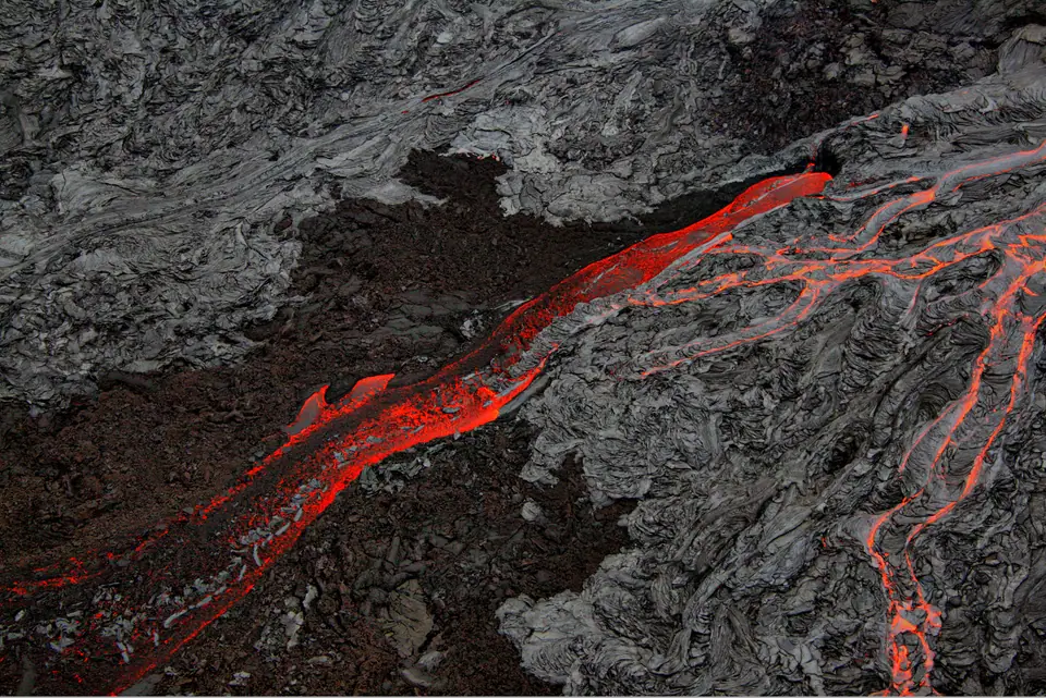 Flujos de lava pāhoehoe y aa incandescentes en Hawái