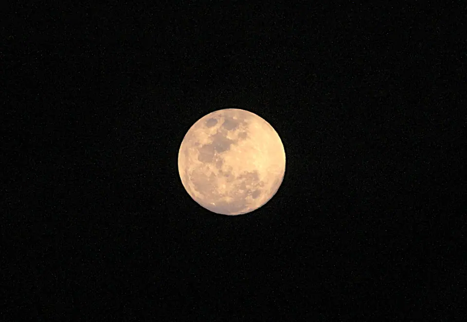 Luna llena en el cielo nocturno