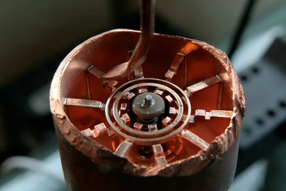 Magnetrón de un horno de microondas cortado al medio: un anillo de cobre con cavidades alrededor del cátodo central, donde se generan las microondas