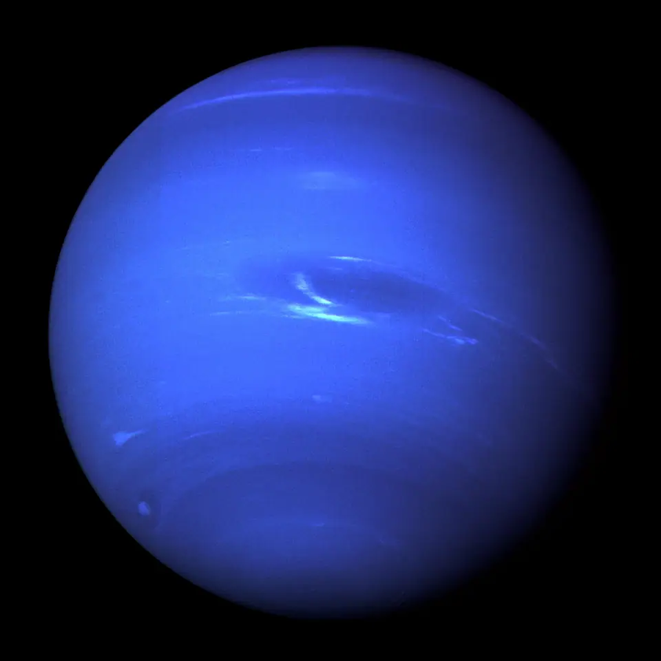 Neptuno, azul y con nubes blancas, fotografiado por la sonda Voyager 2 en 1989