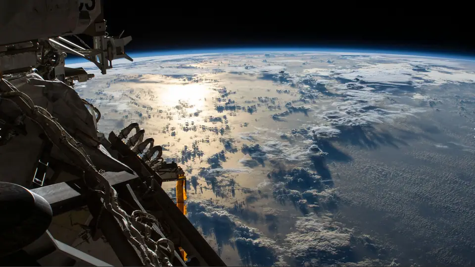 El océano Pacífico visto desde la Estación Espacial Internacional, con el sol reflejado en el agua