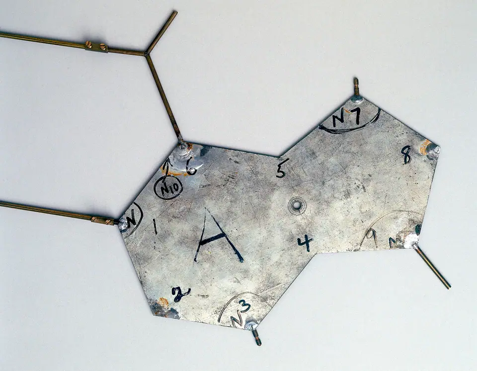 Placa de metal con la forma de la adenina, marcada a mano, usada en el modelo de ADN de Watson y Crick de 1953