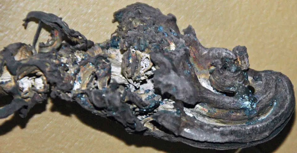 Plata nativa con una capa negra de deslustre (sulfuro de plata) y reflejos azulados, Kongsberg, Noruega