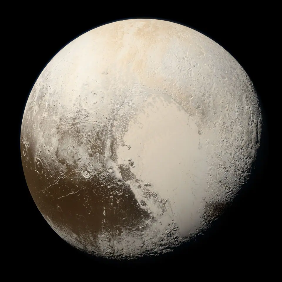 Plutón en color real fotografiado por la sonda New Horizons, con la llanura clara en forma de corazón