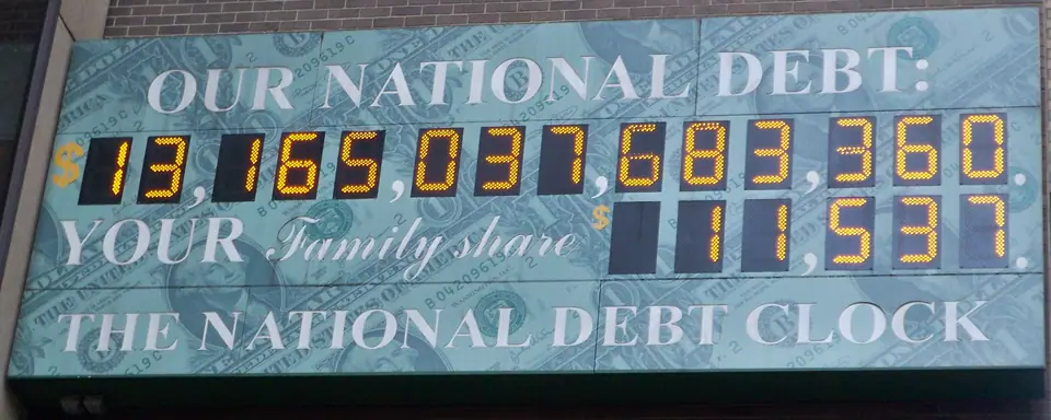 El National Debt Clock de Nueva York, un cartel que muestra la deuda pública de EE. UU. con más de 13 billones (10^12) de dólares