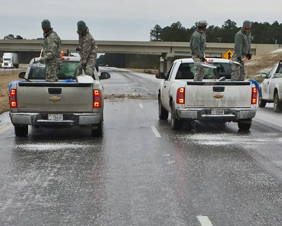 Cuadrilla esparciendo sal sobre una autopista helada