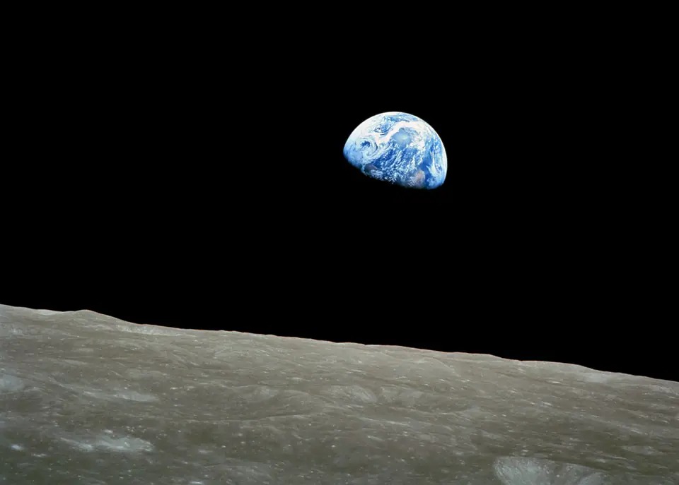 La Tierra asoma sobre el horizonte de la Luna, fotografiada por Bill Anders desde el Apolo 8 en 1968