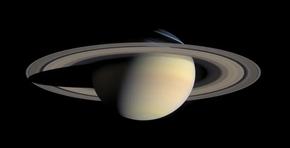 Saturno y sus anillos fotografiados por la sonda Cassini, con la sombra del planeta sobre los anillos