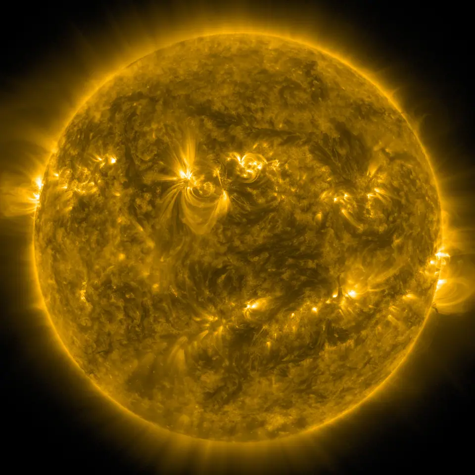 Disco completo del Sol visto por el observatorio solar SDO, con erupciones visibles en el borde