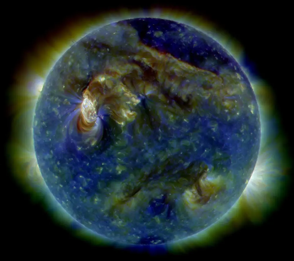 El Sol fotografiado en ultravioleta extremo por el Observatorio de Dinámica Solar de la NASA, con regiones activas brillantes