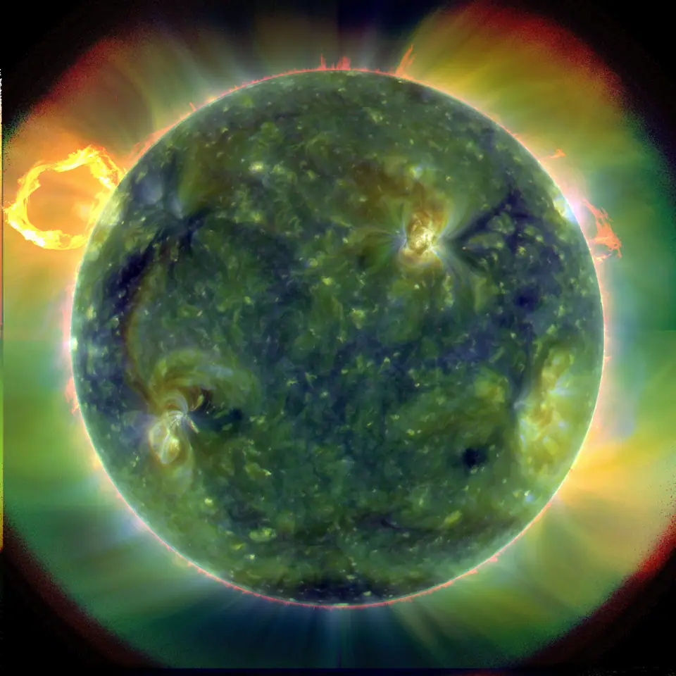 El Sol fotografiado en ultravioleta extremo por el Observatorio de Dinámica Solar de la NASA, con su corona luminosa alrededor