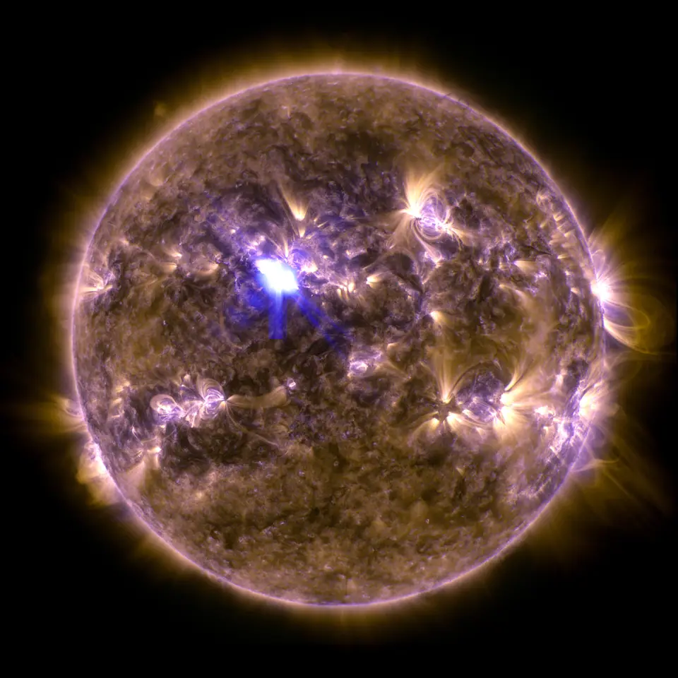 El Sol visto por el observatorio SDO de la NASA en dos longitudes de onda del ultravioleta extremo, con una fulguración brillante cerca del centro