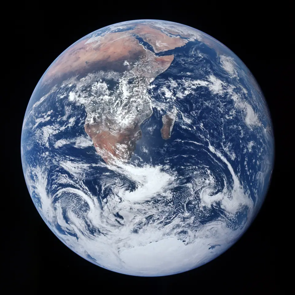 La Tierra entera fotografiada desde el Apolo 17, con África, Arabia y la Antártida bajo las nubes