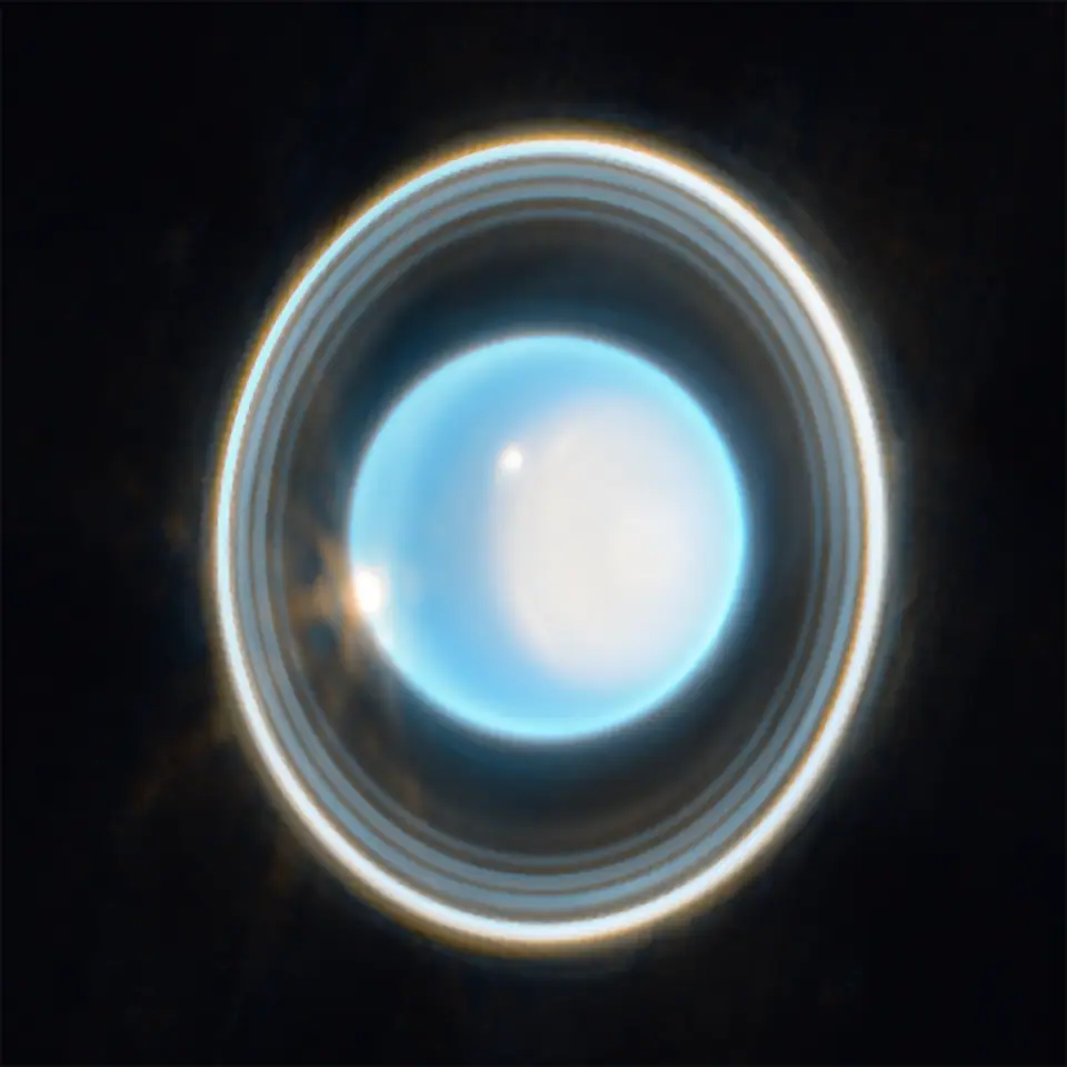 Urano fotografiado en infrarrojo por el telescopio espacial James Webb, con su casquete polar brillante y sus anillos