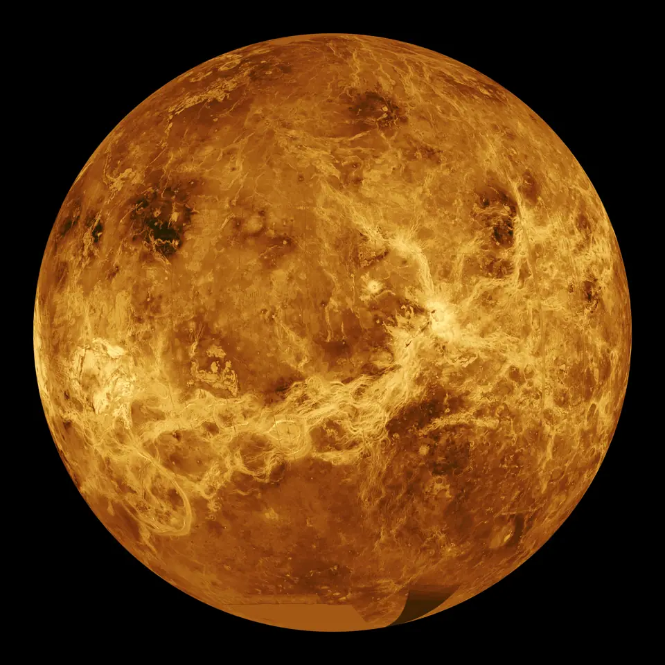 Venus vista por el radar de la sonda Magallanes, que atraviesa sus nubes y muestra la superficie en tonos anaranjados