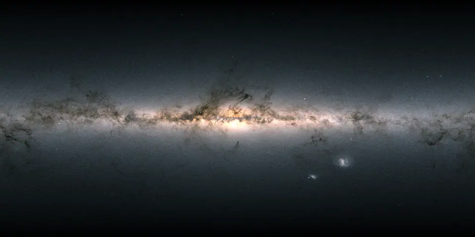 Mapa de todo el cielo hecho con datos del satélite Gaia: la franja brillante de la Vía Láctea cruza de lado a lado, con nubes oscuras de polvo y las Nubes de Magallanes abajo a la derecha